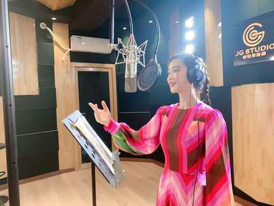 致敬抗疫英雄！楊西音子傾情演唱《又唱為了誰》的文藝創(chuàng)作